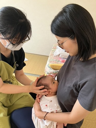 赤ちゃんケアを実際に行っている