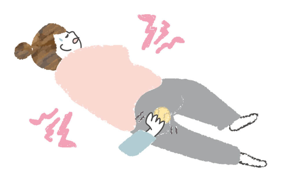 陣痛中にお尻にテニスボールを当てる女性