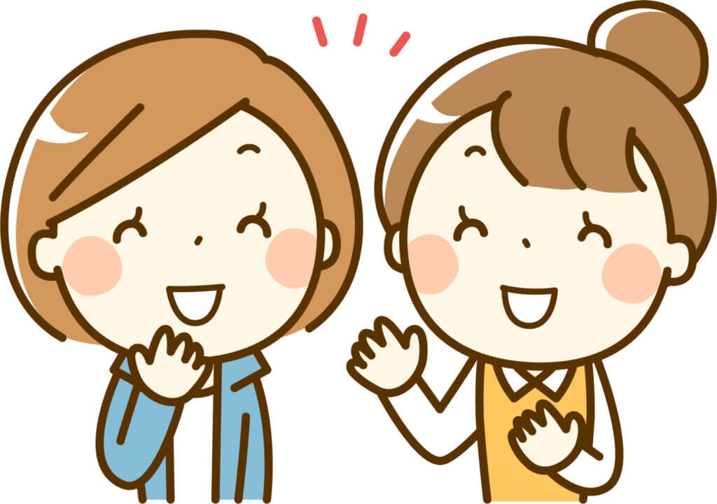 笑顔でおしゃべりをする女性二人